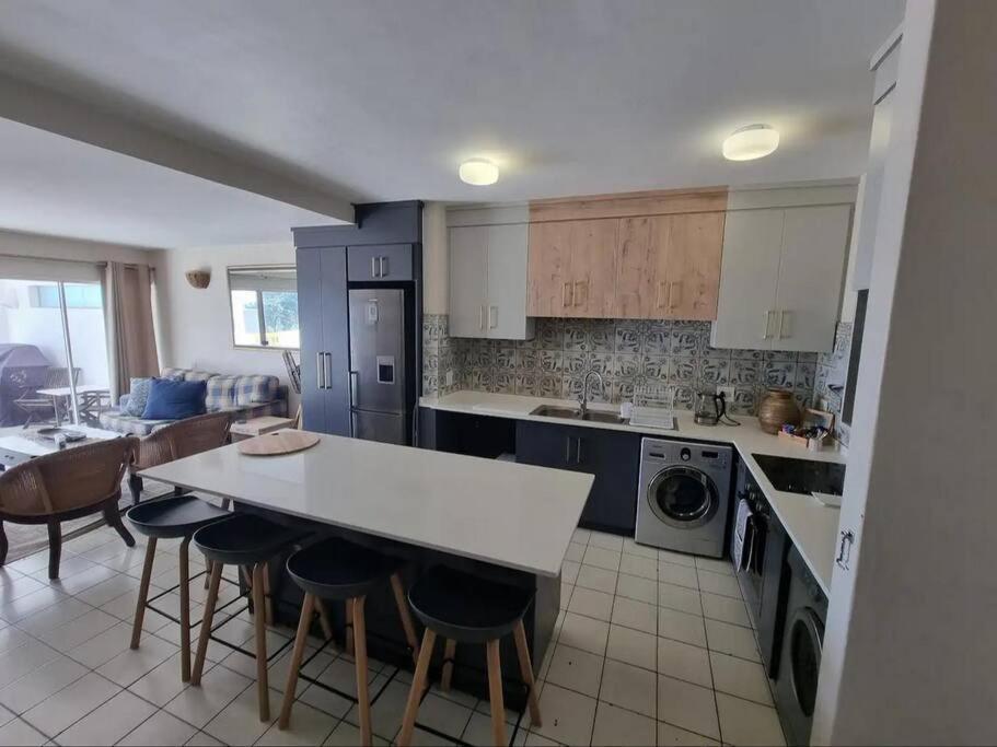 Spacious Seaview Apartment, 62 Perissa Apartment
